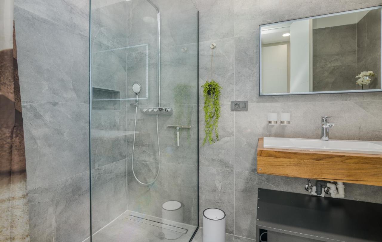 Luxury Villa Weiss - Malinska - Heated Pool - Central Floor Heating In Winter Экстерьер фото
